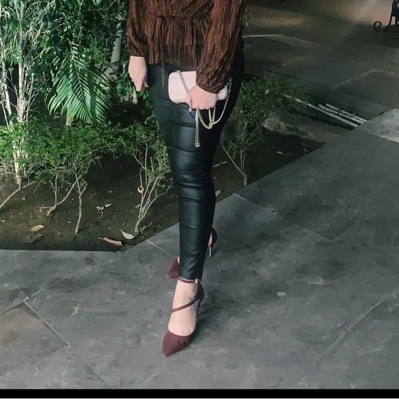 Nude pink Kate spade sling bag with chain detail - Picture 2 of 9